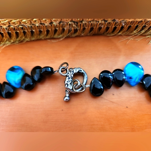 16" Blue And Black Crystal Beaded Necklace. - Picture 3 of 3